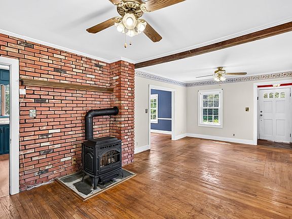 4th image of 121 Poplar St