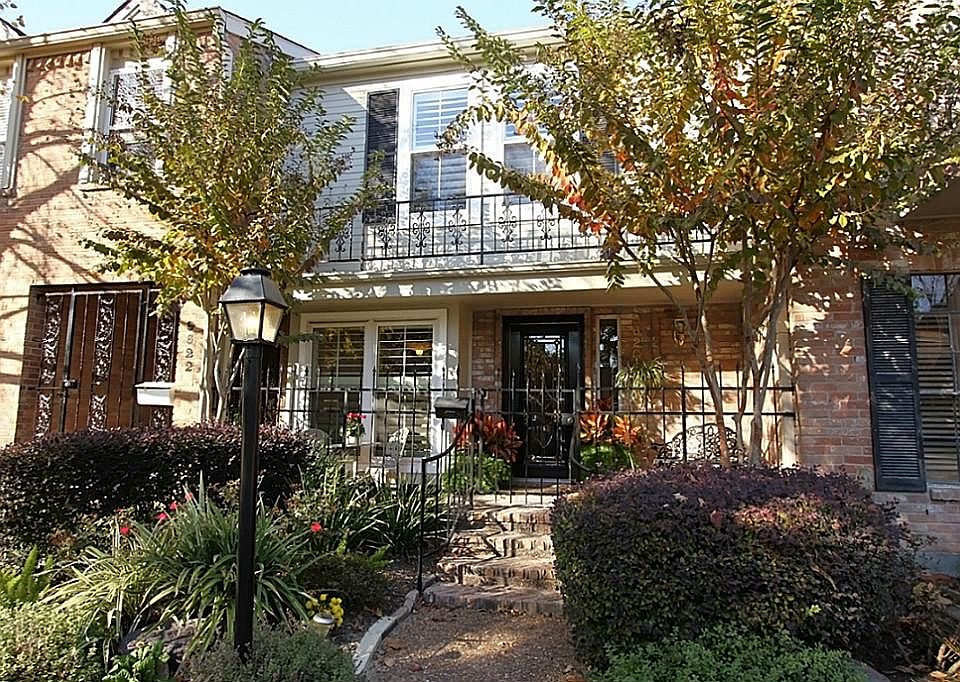 Lovely, updated town home in the popular neighborhood of Woodlake Forest