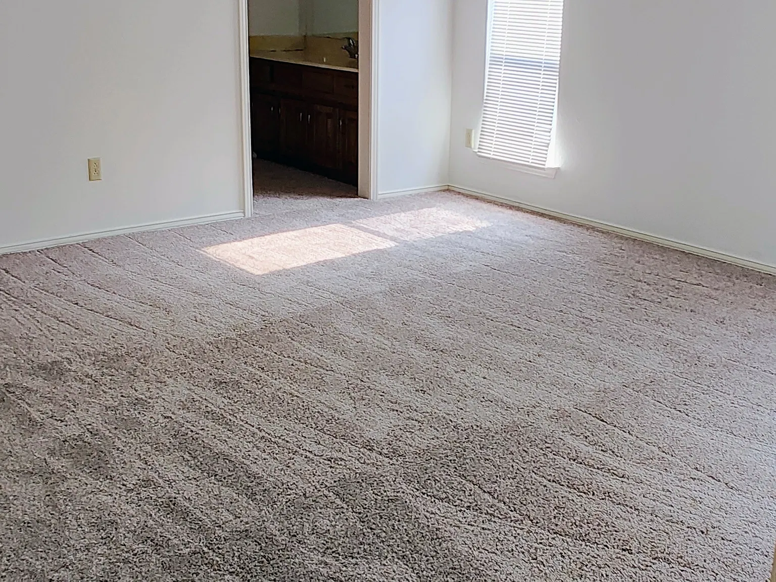 4 bed, 2018 sqft, $2,400 — Photo 3