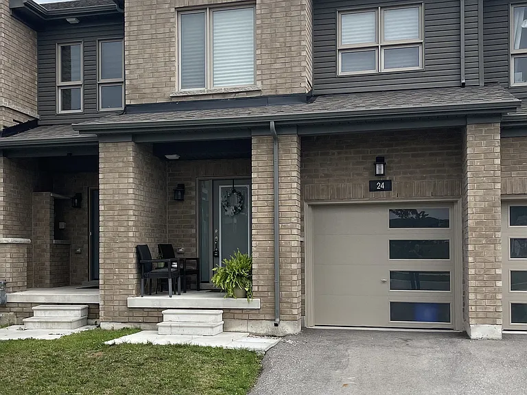 24 Fairlane Ave — Photo 2