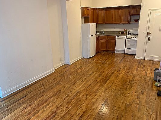 3rd image of 220 E 74th St #2B2