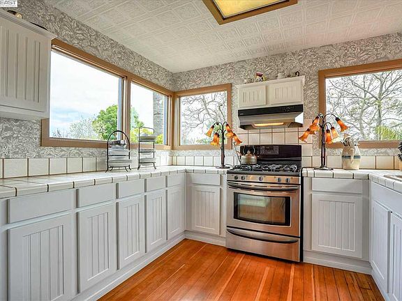 bright and sunny kitchen