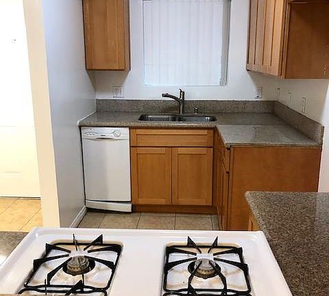 3rd image of 563 N Kenmore Ave