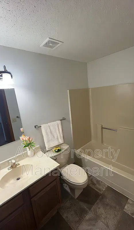 3 bed, 2.0 bath, 1302 sqft, $1,225 — Photo 4