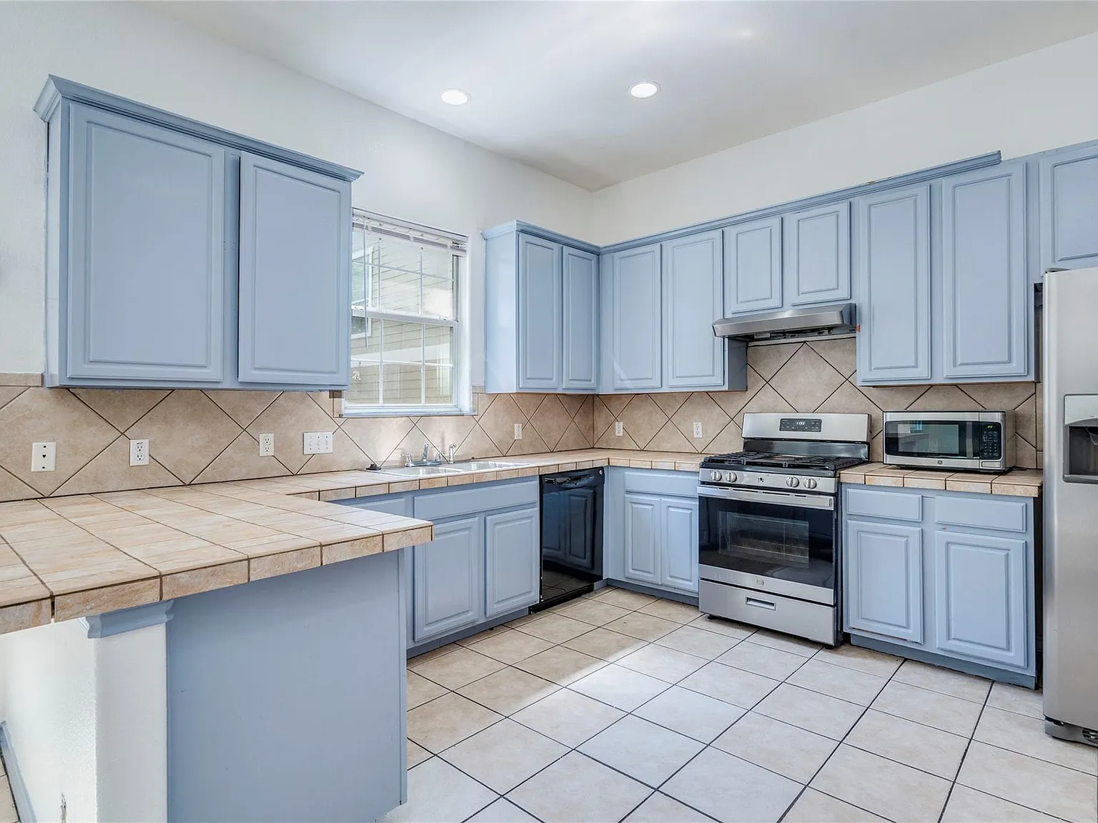 6 bed, 4.5 bath, 3652 sqft, $4,100 — Photo 2