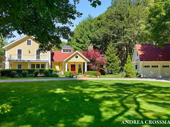 2075 Lakeshore Dr, Fennville, MI 49408