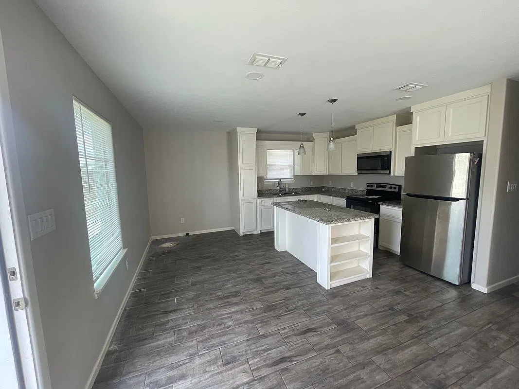 3 bed, 2.0 bath, 1087 sqft, $1,100 — Photo 3