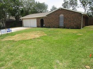 925 Stratford Dr, Grand Prairie, TX 75051