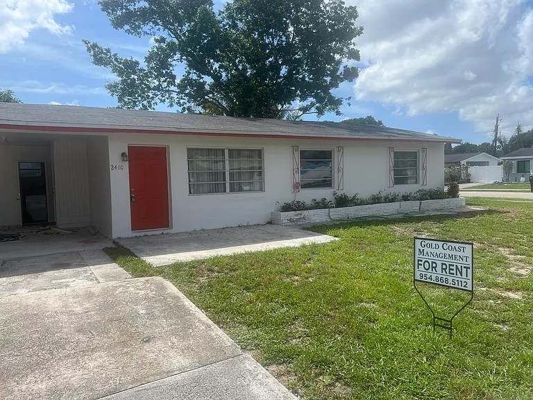 2410 SW 44th Ave — Photo 1