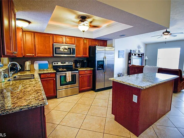 1403 SW 40th Ter — Photo 6