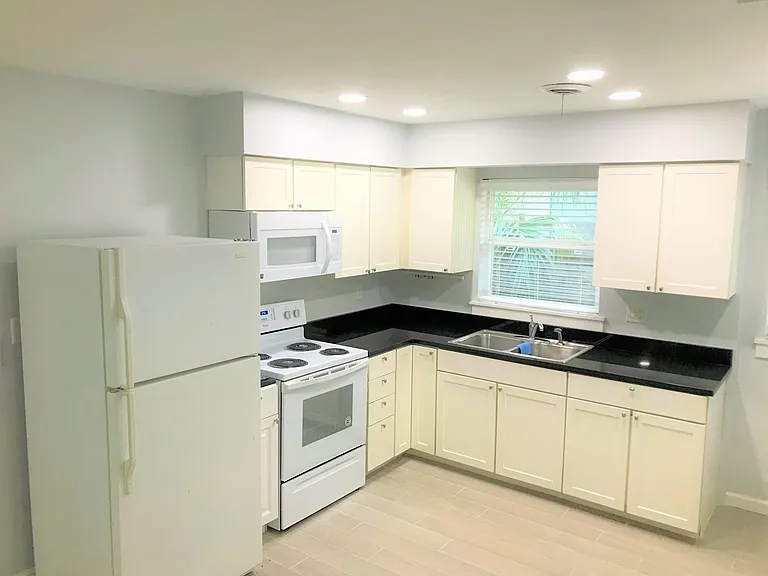 2541 Floyd St — Photo 5