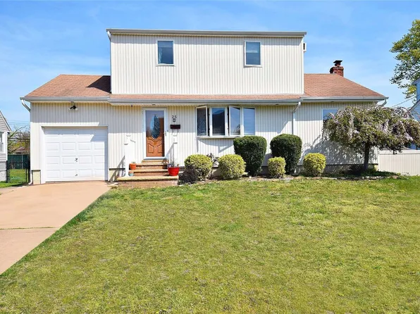 25 Copeland Place, Farmingdale, NY 11735