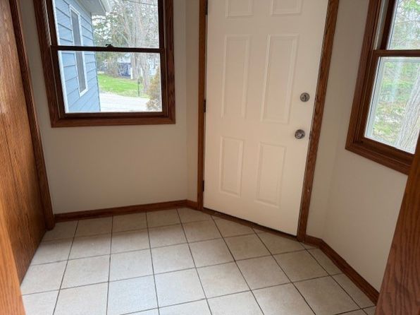 614 Lake Shore Blvd, Wauconda, IL 60084