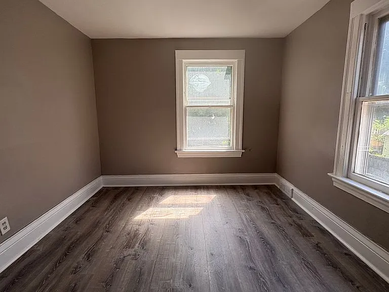340 Carter St — Photo 8