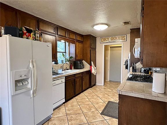 4th image of 2101 Langford St