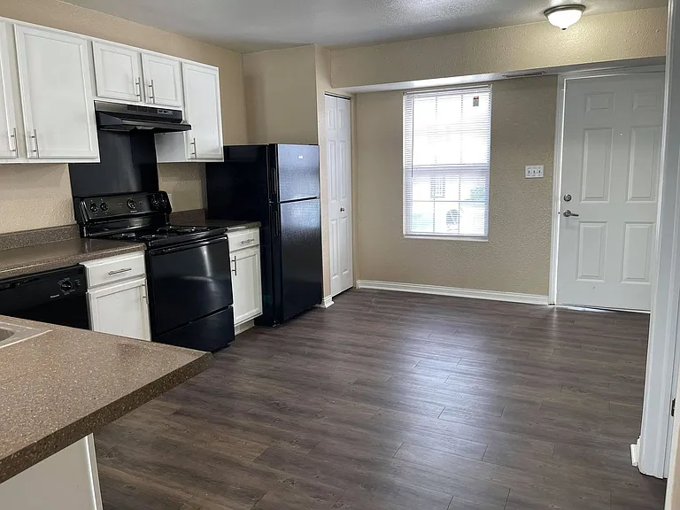 Fox Brook Apartments — Photo 39