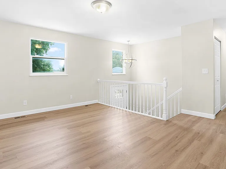 1235 Kings Trail Ln — Photo 2