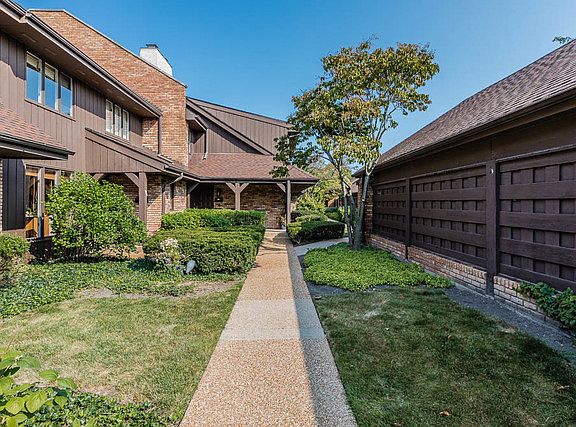 4th image of 1914 Mission Hills Ln #287