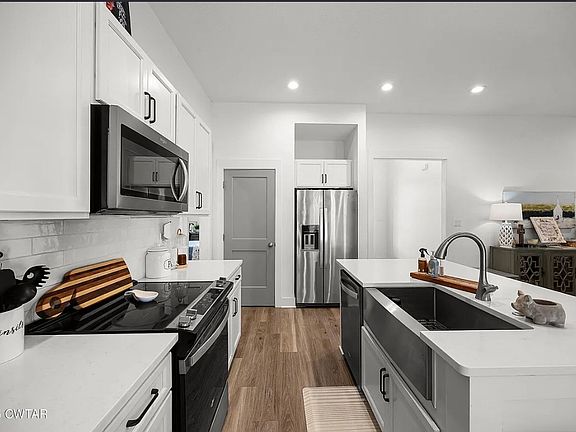 5th image of 32 Kingston Creek Dr