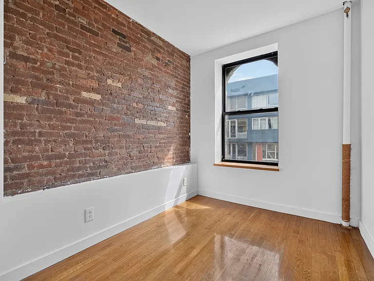 631 E 11th St #24 — Photo 1