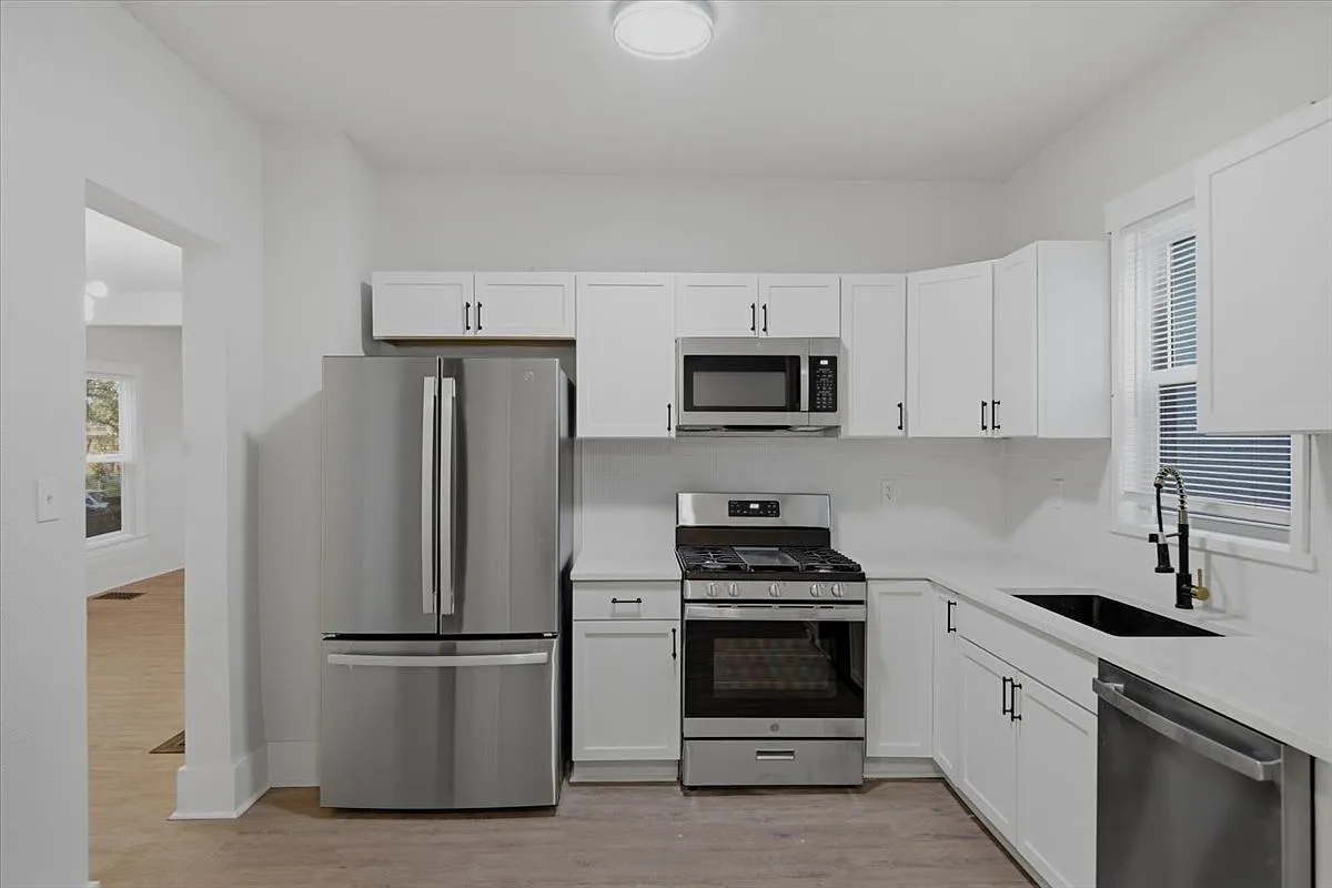 5 bed, 1832 sqft, $2,745 — Photo 3