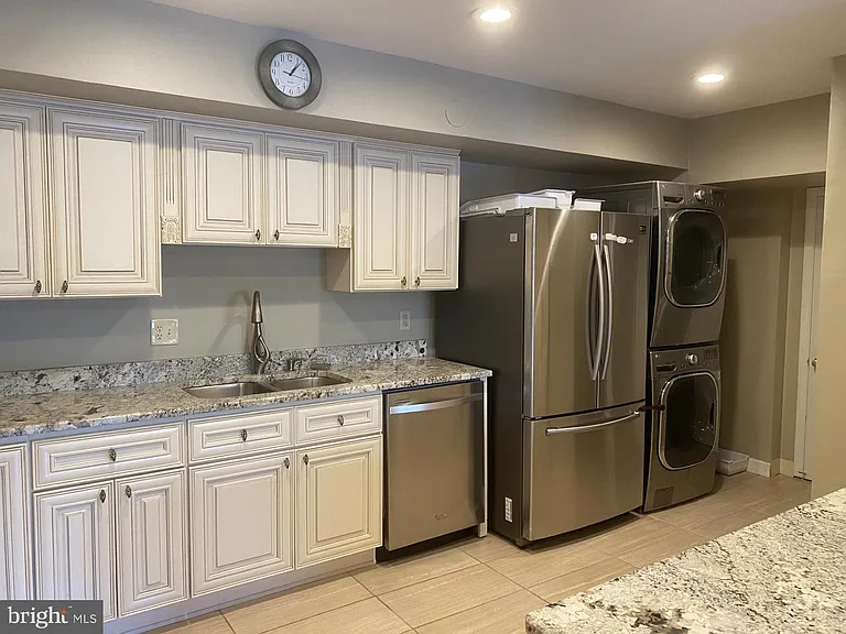 33 Stonehenge Cir #3 — Photo 6