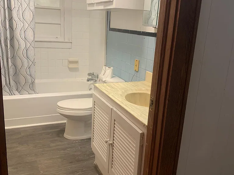 Full Bathroom with Tub/Shower with dated vanity top