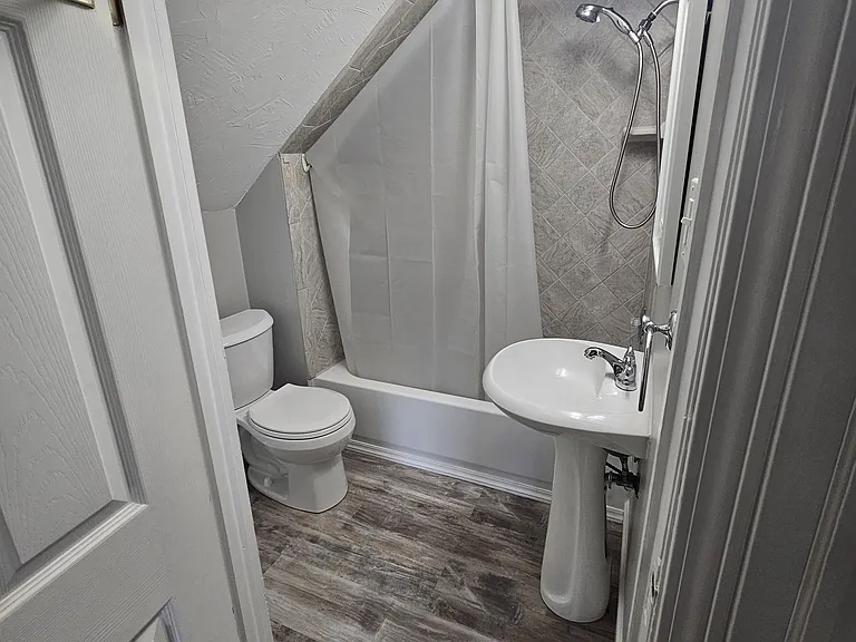 542 Broadway St E — Photo 14
