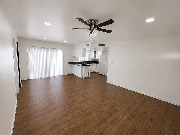 8836 W Mackenzie Dr — Photo 2