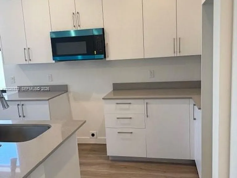 152 NW 10th Pl #152-D — Photo 1