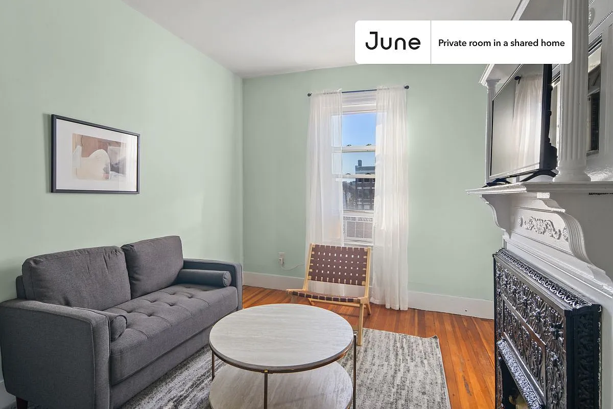 Twin bedroom in 4 bed/1.5 bath home in Allston #835 B — Photo 2