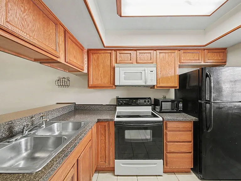 3150 Sir Hamilton Cir #2 — Photo 4