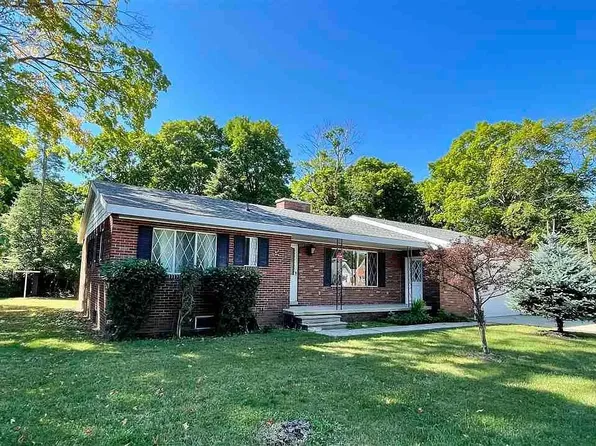 636 Petoskey Ave, Charlevoix, MI 49720