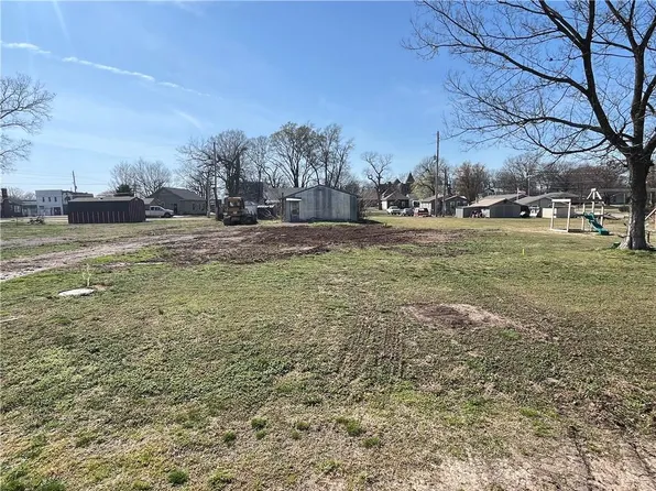 211 Merchant St, Oswego, KS 67356