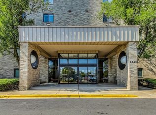 6340 Americana Dr APT 904, Willowbrook, IL 60527