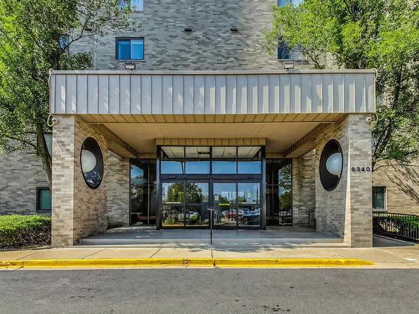 6340 Americana Dr APT 904, Willowbrook, IL 60527