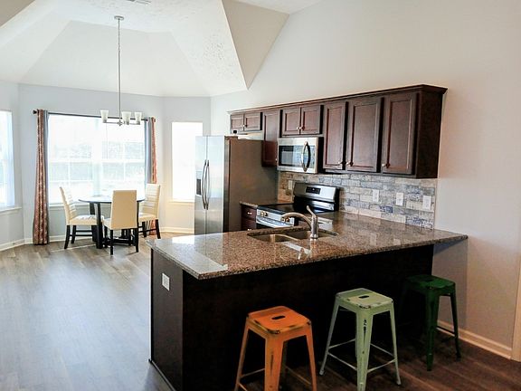 5th image of 213 Meadowbrook Dr