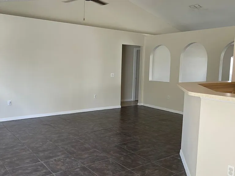 1412 Hathaway Ave — Photo 6