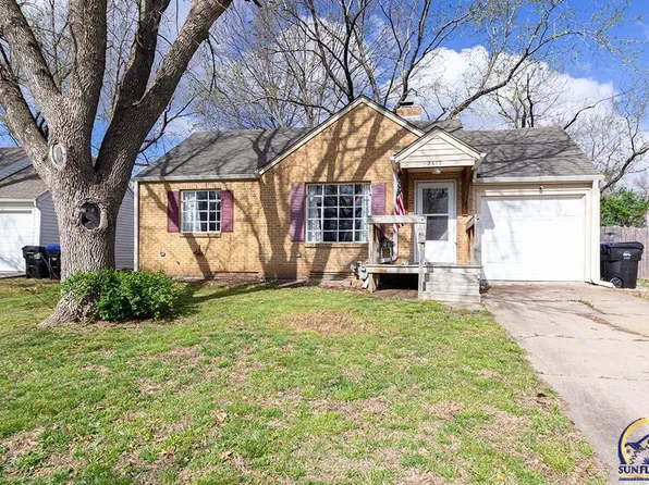 2411 SW Beverly Ct, Topeka, KS 66611