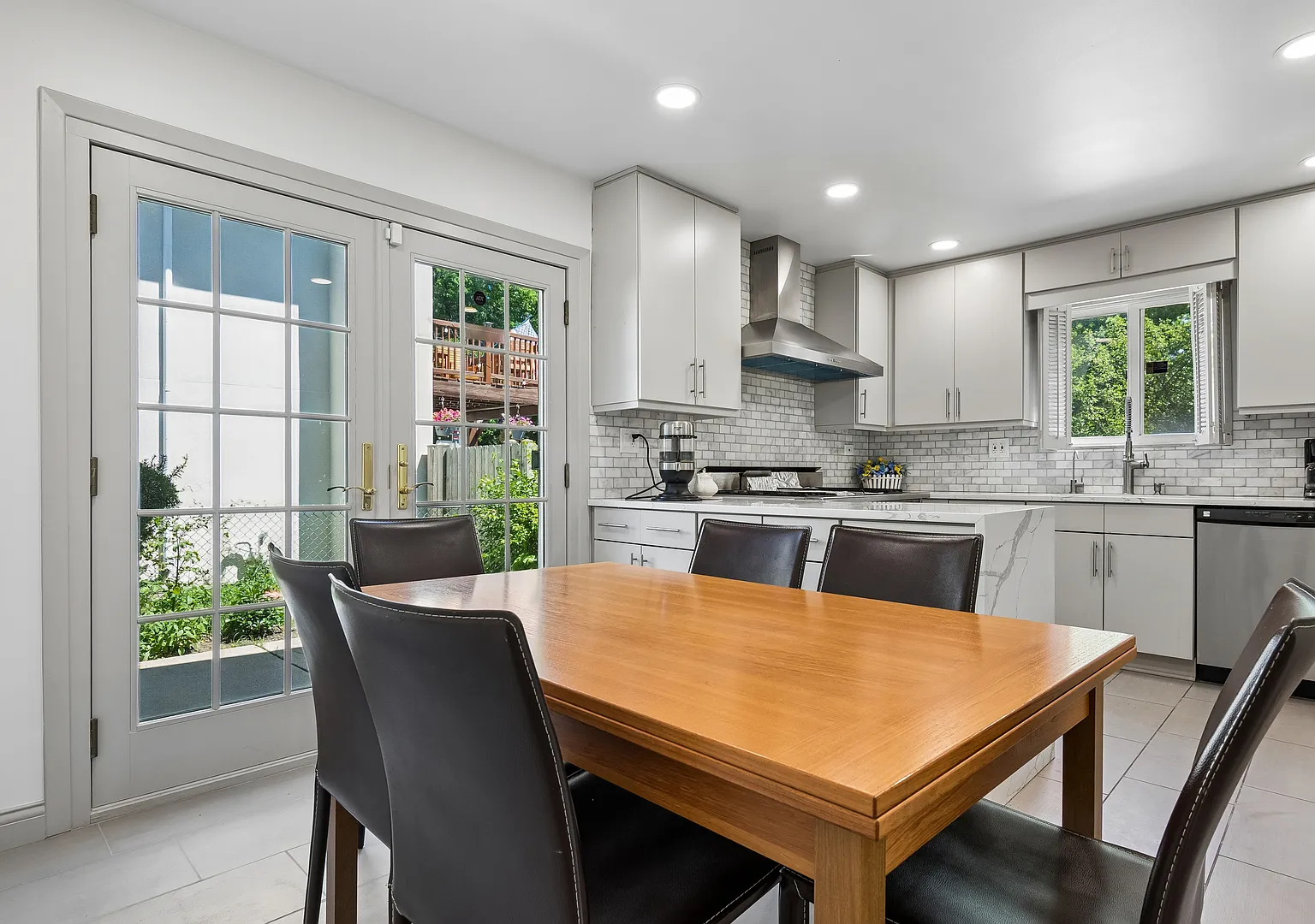 5 bed, 3.5 bath, 3771 sqft, $5,495 — Photo 3