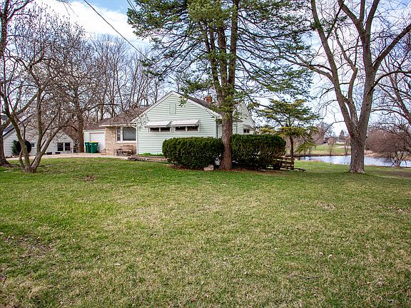 2nd image of 520 E 70th Pl