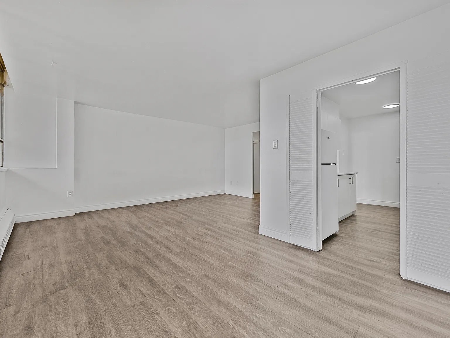 65 Thorncliffe Park Drive Toronto — Photo 2
