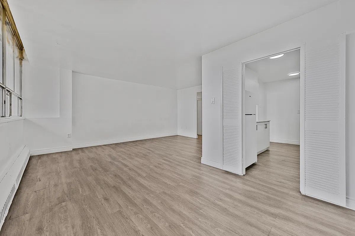 Building Photo - 65 Thorncliffe Park Dr #906