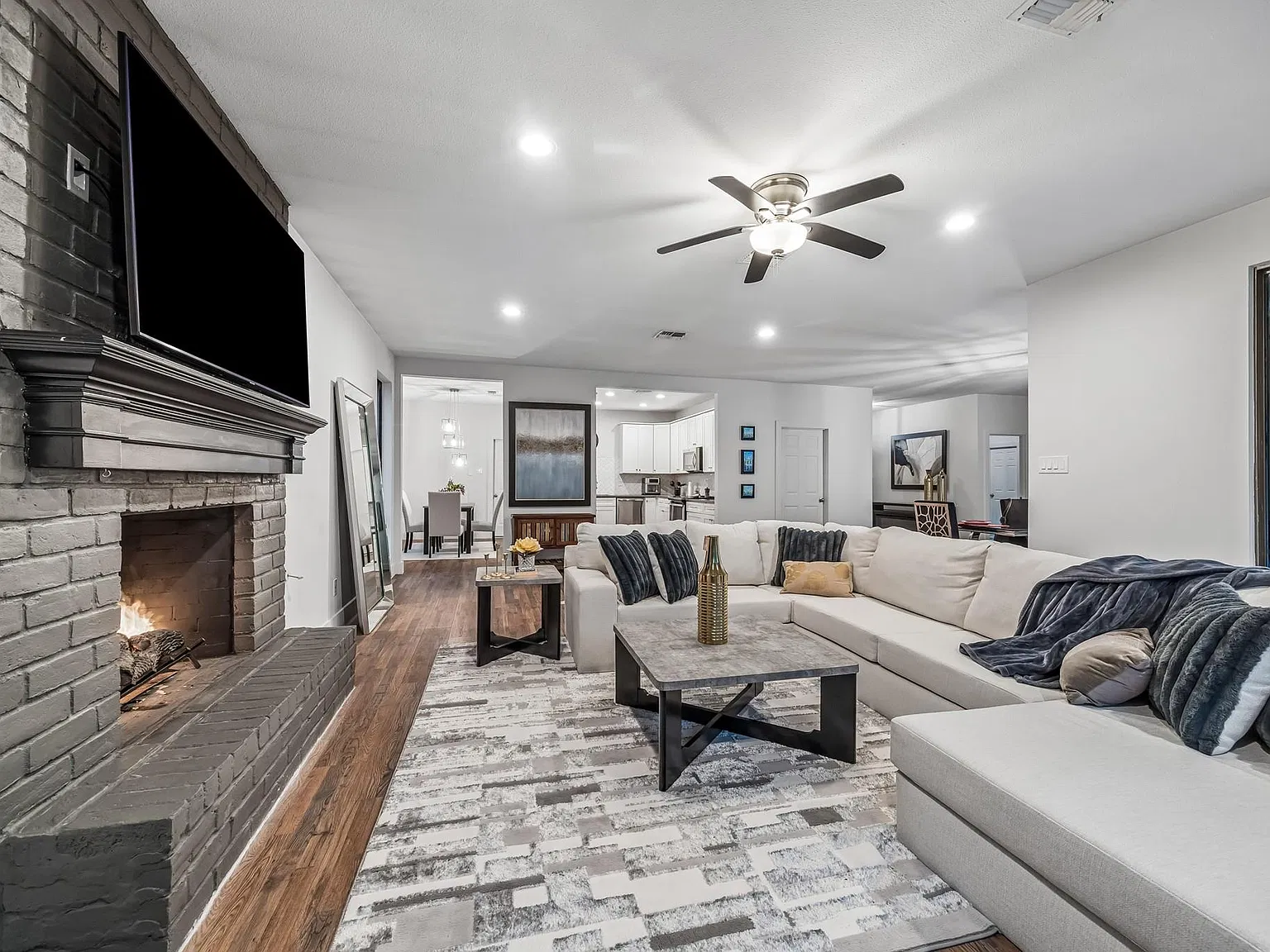 3 bed, 2.0 bath, 2530 sqft, $2,400 — Photo 3