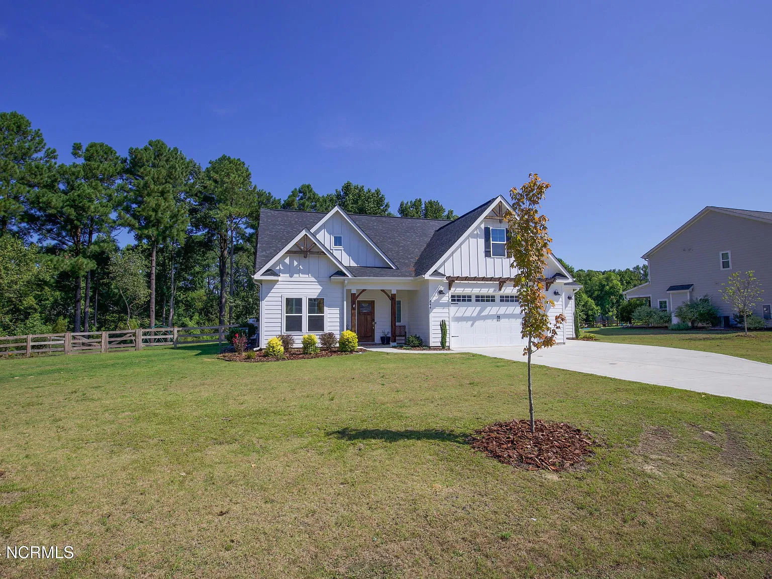 4 bed, 3.0 bath, 2554 sqft, $2,600 — Photo 2