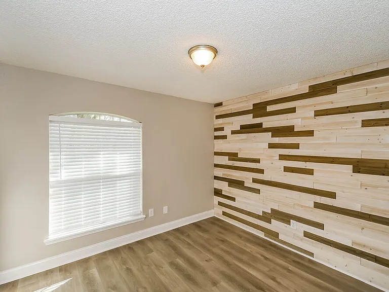 1068 Ardmore St — Photo 13