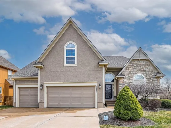 17743 S Roundtree Dr, Olathe, KS 66062