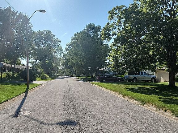 5th image of 416 W 96th Ter