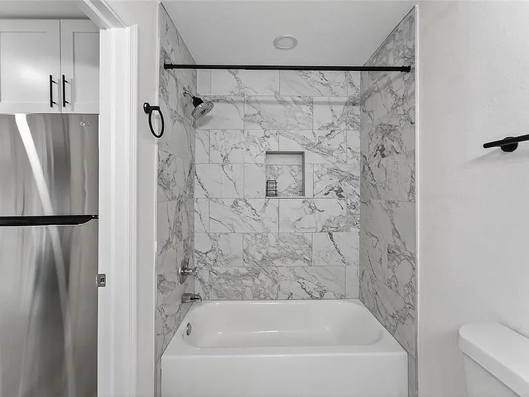 2525 W Beach St — Photo 16