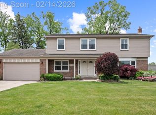 1916 Squirrel Valley Dr, Bloomfield Hills, MI 48304